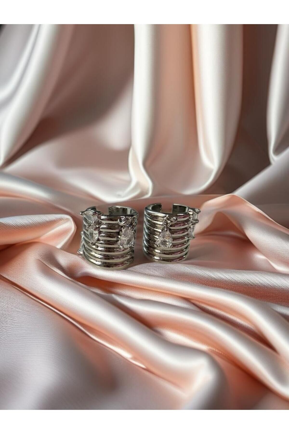 Gümüş taşlı ear cuff