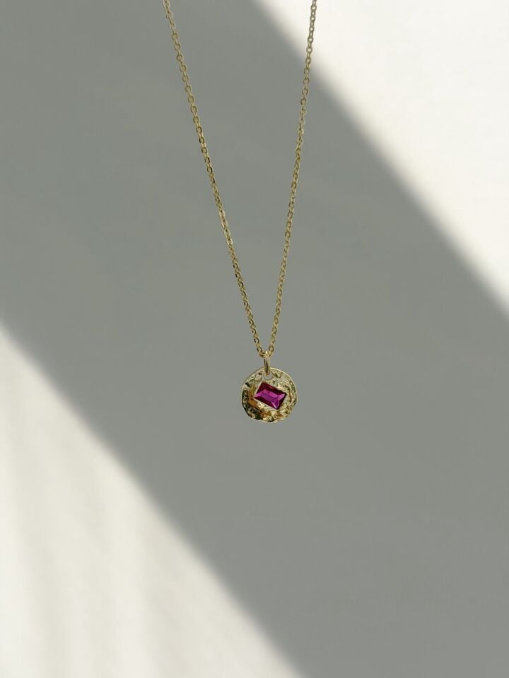 Pembe Baget Taşlı Gold Mini Madalyon Kolye