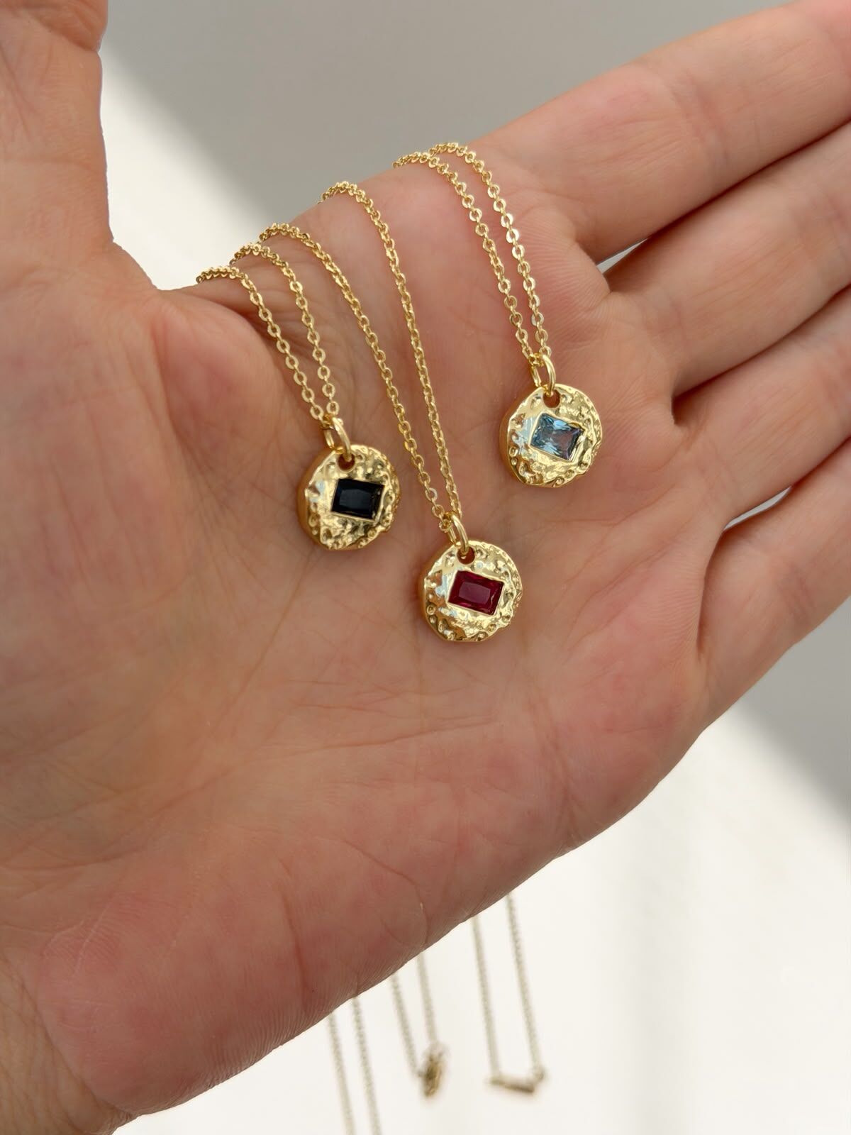 Lacivert Baget Taşlı Gold Mini Madalyon Kolye