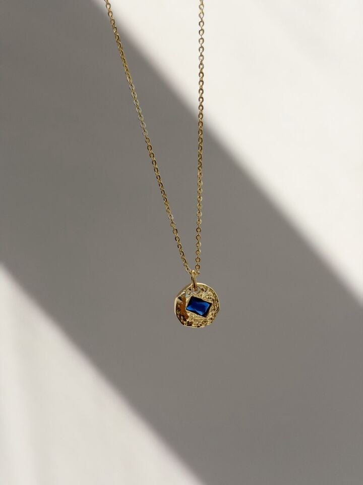 Lacivert Baget Taşlı Gold Mini Madalyon Kolye