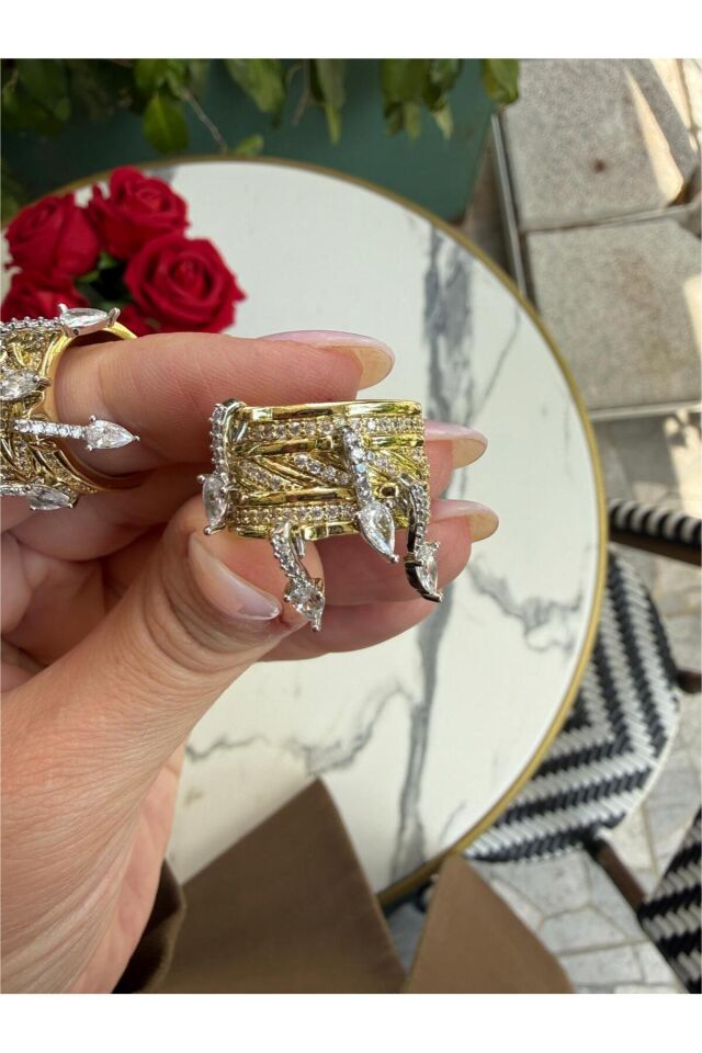 Queen Işıltılı Taşlı Gold Yüzük